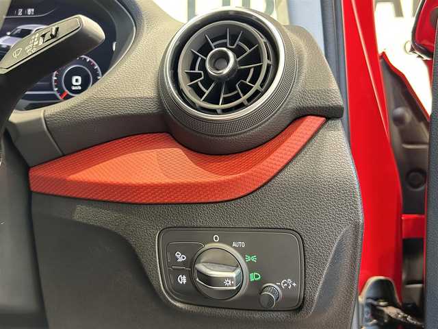 アウディ Ｑ２ 1．0 TFSI スポーツ 福岡県 2018(平30)年 4.1万km ブリリアントレッド 純正ナビ　/バーチャルコックピット　/フルセグＴＶ　/ＣＤ／ＤＶＤ再生　/バックカメラ　/前後ソナー　/ＡＣＣ　/ＢＳＭ　/レーンキープ　/パワーバックドア　/シートヒーター　/アドバンストキー　/ＬＥＤライト　/ＥＴＣ