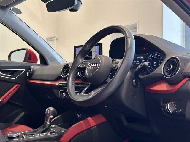 アウディ Ｑ２ 1．0 TFSI スポーツ 福岡県 2018(平30)年 4.1万km ブリリアントレッド 純正ナビ　/バーチャルコックピット　/フルセグＴＶ　/ＣＤ／ＤＶＤ再生　/バックカメラ　/前後ソナー　/ＡＣＣ　/ＢＳＭ　/レーンキープ　/パワーバックドア　/シートヒーター　/アドバンストキー　/ＬＥＤライト　/ＥＴＣ
