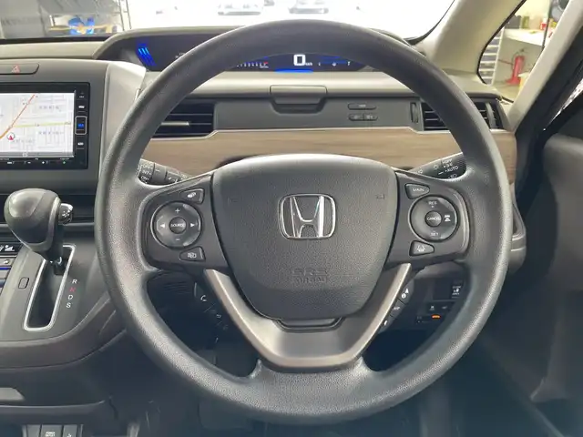 ホンダ フリード G ホンダセンシング 道央・札幌 2021(令3)年 3.3万km クリスタルブラックパール ・４WD /ホンダセンシング/・衝突被害軽減ブレーキ/・レーンキープアシスト/・コンフォートビューパッケージ/・熱線入りフロントウインド/・純正ギャザーズ　ナビ/・Bluetooth/CD/DVD/USB/SD/フルセグTV/・バックカメラ/・両側パワースライドドア/・運転席&助手席シートヒーター/・LEDヘッドライト/アクティブコーナリングライト/・オートライト/・スマートキー/・レーダークルーズコントロール/・横滑り防止装置/・盗難防止装置/・ETC/・アイドリングストップ/・積込スタッドレス社外AW付
