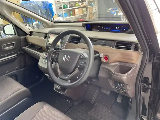ホンダ フリード G ホンダセンシング 道央・札幌 2021(令3)年 3.3万km クリスタルブラックパール ・４WD /ホンダセンシング/・衝突被害軽減ブレーキ/・レーンキープアシスト/・コンフォートビューパッケージ/・熱線入りフロントウインド/・純正ギャザーズ　ナビ/・Bluetooth/CD/DVD/USB/SD/フルセグTV/・バックカメラ/・両側パワースライドドア/・運転席&助手席シートヒーター/・LEDヘッドライト/アクティブコーナリングライト/・オートライト/・スマートキー/・レーダークルーズコントロール/・横滑り防止装置/・盗難防止装置/・ETC/・アイドリングストップ/・積込スタッドレス社外AW付
