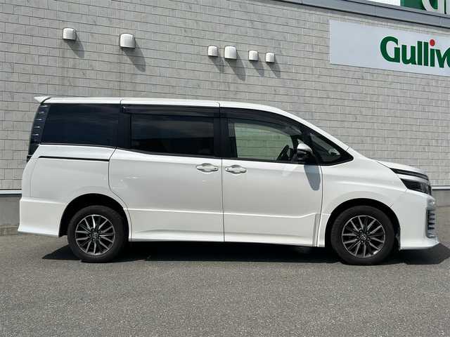 トヨタ ヴォクシー ZS 山形県 2014(平26)年 9.8万km ホワイトパールクリスタルシャイン 4WD/純正9インチナビ・フルセグTV/フリップダウンモニター/両側パワースライドドア/ビルトインET/横滑り防止機能/LEDヘッドライト/スマートキー2個/オートライト/フォグライト/純正16インチアルミホイール/スマートキー/プッシュスタート