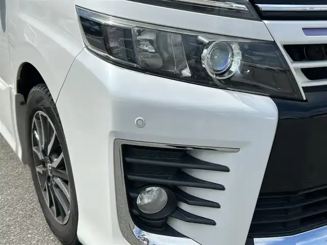 トヨタ ヴォクシー ZS 山形県 2014(平26)年 9.8万km ホワイトパールクリスタルシャイン 4WD/純正9インチナビ・フルセグTV/フリップダウンモニター/両側パワースライドドア/ビルトインET/横滑り防止機能/LEDヘッドライト/スマートキー2個/オートライト/フォグライト/純正16インチアルミホイール/スマートキー/プッシュスタート