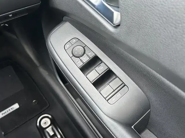 日産 ノート X 静岡県 2022(令4)年 2万km パール 9インチメーカーナビ/・フルセグTV/・Bluetooth接続/・USB入力端子/・AppleCarPlay/・AndroidAuto/プロパイロット/・先行車追従機能/・車線維持機能/・加減速制御/・ナビリンク機能/・標識検知機能/アラウンドビューモニター/BSM/追従クルコン/エマージェンシーブレーキ/スマートルームミラー/電動パーキングブレーキ/オートブレーキホールド/ワイヤレス充電/プッシュスタート/スマートキー/スペアキー/ETC2.0/ドラレコ/LEDオートライト・オートハイビーム/保証書/取扱説明書