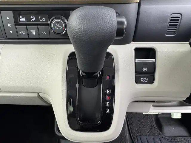 ホンダ Ｎ ＢＯＸ ファッションスタイル 愛知県 2023(令5)年 0.9万km 黄 ホンダセンシング/　　・衝突軽減ブレーキ/　　・誤発進抑制機能/　　・歩行者事故低減ステアリング/　　・路外逸脱抑制機能/　　・アダプティブクルーズコントロール/　　・車線維持支援システム/　　・先行発進お知らせ機能/　　・標識認識機能/9インチホンダコネクトナビ/　　・CD/DVD/BT/フルセグ/バックカメラ/ビルトインETC/両側パワースライドドア/サンシェード/ステアリングリモコン/シートヒーター（前席）/チップアップシート（後席）/シートバックテーブル/純正ホイールキャップ/純正LEDヘッドライト