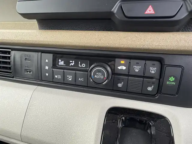 ホンダ Ｎ ＢＯＸ ファッションスタイル 愛知県 2023(令5)年 0.9万km 黄 ホンダセンシング/　　・衝突軽減ブレーキ/　　・誤発進抑制機能/　　・歩行者事故低減ステアリング/　　・路外逸脱抑制機能/　　・アダプティブクルーズコントロール/　　・車線維持支援システム/　　・先行発進お知らせ機能/　　・標識認識機能/9インチホンダコネクトナビ/　　・CD/DVD/BT/フルセグ/バックカメラ/ビルトインETC/両側パワースライドドア/サンシェード/ステアリングリモコン/シートヒーター（前席）/チップアップシート（後席）/シートバックテーブル/純正ホイールキャップ/純正LEDヘッドライト