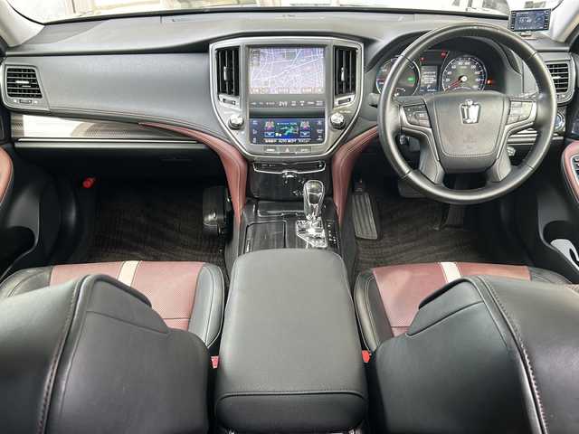 トヨタ クラウン ハイブリッド 静岡県 2015(平27)年 8.4万km ブラック 純正ナビ/AM/FM/CD/DVD/HDD/USB/Bluetooth/フルセグ/主要装備/・全方位カメラ　/・クルーズコントロール　/・サンルーフ　/・ＥＴＣ　/・エアーシート　/・シートヒーター　/・コーナーセンサー　/・ハンドルヒーター　/・ドライブレコーダー　/・アイドリングストップ　/・テレスコ　/・レーダー探知機　/・純正アルミホイール/・スマートキー/・純正フロアマット/・レザーシート/・スタリングリモコン/・プッシュスタート