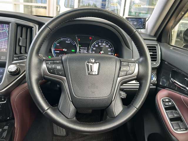 トヨタ クラウン ハイブリッド 静岡県 2015(平27)年 8.4万km ブラック 純正ナビ/AM/FM/CD/DVD/HDD/USB/Bluetooth/フルセグ/主要装備/・全方位カメラ　/・クルーズコントロール　/・サンルーフ　/・ＥＴＣ　/・エアーシート　/・シートヒーター　/・コーナーセンサー　/・ハンドルヒーター　/・ドライブレコーダー　/・アイドリングストップ　/・テレスコ　/・レーダー探知機　/・純正アルミホイール/・スマートキー/・純正フロアマット/・レザーシート/・スタリングリモコン/・プッシュスタート
