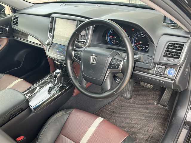 トヨタ クラウン ハイブリッド 静岡県 2015(平27)年 8.4万km ブラック 純正ナビ/AM/FM/CD/DVD/HDD/USB/Bluetooth/フルセグ/主要装備/・全方位カメラ　/・クルーズコントロール　/・サンルーフ　/・ＥＴＣ　/・エアーシート　/・シートヒーター　/・コーナーセンサー　/・ハンドルヒーター　/・ドライブレコーダー　/・アイドリングストップ　/・テレスコ　/・レーダー探知機　/・純正アルミホイール/・スマートキー/・純正フロアマット/・レザーシート/・スタリングリモコン/・プッシュスタート