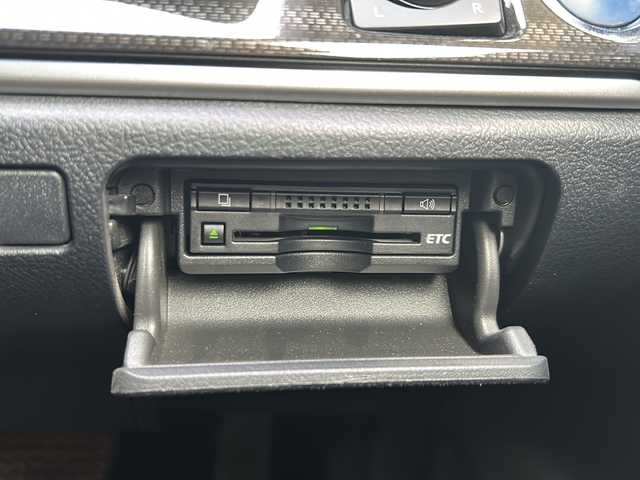 トヨタ クラウン ハイブリッド 静岡県 2015(平27)年 8.4万km ブラック 純正ナビ/AM/FM/CD/DVD/HDD/USB/Bluetooth/フルセグ/主要装備/・全方位カメラ　/・クルーズコントロール　/・サンルーフ　/・ＥＴＣ　/・エアーシート　/・シートヒーター　/・コーナーセンサー　/・ハンドルヒーター　/・ドライブレコーダー　/・アイドリングストップ　/・テレスコ　/・レーダー探知機　/・純正アルミホイール/・スマートキー/・純正フロアマット/・レザーシート/・スタリングリモコン/・プッシュスタート