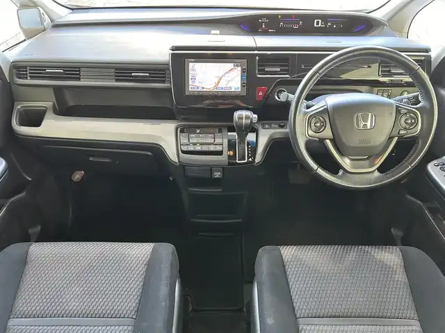 ホンダ ステップワゴン スパーダ ホンダセンシング 大阪府 2017(平29)年 6.1万km ホワイトオーキッドパール ホンダセンシング/・衝突軽減ブレーキ（CMBS）/・誤発進抑制機能/・アダプティブ・クルーズ・コントロール（ACC）/・車線維持支援システム（LKAS）/・標識認識機能/・路外逸脱抑制機能/・先行車発進お知らせ機能/純正7インチSDナビ/DVD/CD/BT/FM/AM/革巻きステアリング/両側パワースライドドア/パドルシフト/ステアリングスイッチ/アイドリングストップ/ビルトインETC