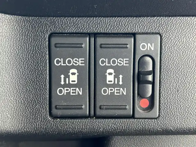 ホンダ ステップワゴン スパーダ ホンダセンシング 大阪府 2017(平29)年 6.1万km ホワイトオーキッドパール ホンダセンシング/・衝突軽減ブレーキ（CMBS）/・誤発進抑制機能/・アダプティブ・クルーズ・コントロール（ACC）/・車線維持支援システム（LKAS）/・標識認識機能/・路外逸脱抑制機能/・先行車発進お知らせ機能/純正7インチSDナビ/DVD/CD/BT/FM/AM/革巻きステアリング/両側パワースライドドア/パドルシフト/ステアリングスイッチ/アイドリングストップ/ビルトインETC