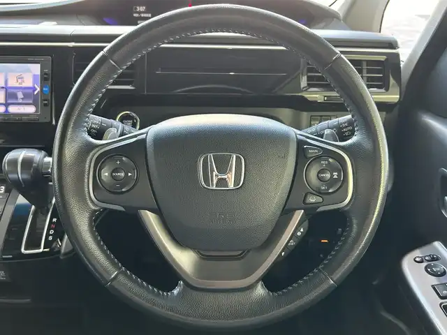 ホンダ ステップワゴン スパーダ ホンダセンシング 大阪府 2017(平29)年 6.1万km ホワイトオーキッドパール ホンダセンシング/・衝突軽減ブレーキ（CMBS）/・誤発進抑制機能/・アダプティブ・クルーズ・コントロール（ACC）/・車線維持支援システム（LKAS）/・標識認識機能/・路外逸脱抑制機能/・先行車発進お知らせ機能/純正7インチSDナビ/DVD/CD/BT/FM/AM/革巻きステアリング/両側パワースライドドア/パドルシフト/ステアリングスイッチ/アイドリングストップ/ビルトインETC