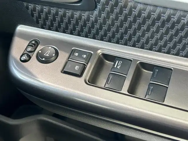 ホンダ ステップワゴン スパーダ ホンダセンシング 大阪府 2017(平29)年 6.1万km ホワイトオーキッドパール ホンダセンシング/・衝突軽減ブレーキ（CMBS）/・誤発進抑制機能/・アダプティブ・クルーズ・コントロール（ACC）/・車線維持支援システム（LKAS）/・標識認識機能/・路外逸脱抑制機能/・先行車発進お知らせ機能/純正7インチSDナビ/DVD/CD/BT/FM/AM/革巻きステアリング/両側パワースライドドア/パドルシフト/ステアリングスイッチ/アイドリングストップ/ビルトインETC