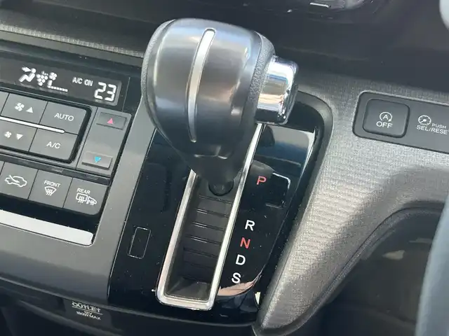 ホンダ ステップワゴン スパーダ ホンダセンシング 大阪府 2017(平29)年 6.1万km ホワイトオーキッドパール ホンダセンシング/・衝突軽減ブレーキ（CMBS）/・誤発進抑制機能/・アダプティブ・クルーズ・コントロール（ACC）/・車線維持支援システム（LKAS）/・標識認識機能/・路外逸脱抑制機能/・先行車発進お知らせ機能/純正7インチSDナビ/DVD/CD/BT/FM/AM/革巻きステアリング/両側パワースライドドア/パドルシフト/ステアリングスイッチ/アイドリングストップ/ビルトインETC