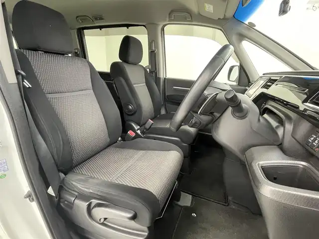 ホンダ ステップワゴン スパーダ ホンダセンシング 大阪府 2017(平29)年 6.1万km ホワイトオーキッドパール ホンダセンシング/・衝突軽減ブレーキ（CMBS）/・誤発進抑制機能/・アダプティブ・クルーズ・コントロール（ACC）/・車線維持支援システム（LKAS）/・標識認識機能/・路外逸脱抑制機能/・先行車発進お知らせ機能/純正7インチSDナビ/DVD/CD/BT/FM/AM/革巻きステアリング/両側パワースライドドア/パドルシフト/ステアリングスイッチ/アイドリングストップ/ビルトインETC