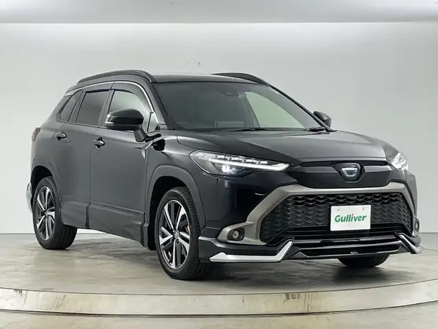 トヨタ カローラ クロス ハイブリッド Z 愛知県 2023(令5)年 1.3万km アティチュードブラックマイカ 禁煙車/ワンオーナー/純正9インチディスプレイオーディオ/（AM/FM/USB/Bluetooth/フルセグTV）/バックカメラ/調光パノラマルーフ/モデリスタエアロ/AC100V電源/トヨタセーフティセンス/・プリクラッシュセーフティ/・レーダークルーズコントロール（全車速追従機能付き）/・レーントレーシングアシスト/・ロードサインアシスト/・オートマチックハイビーム/・プロアクティブドライビングアシスト/・パーキングサポートブレーキ/・ブラインドスポットモニター/ETC/ドライブレコーダー/シートヒーター/ハーフレザーシート/パワーシート/パワーバックドア/純正18インチアルミホイール/スマートキー/スペアキー1本/プッシュスタート/LEDヘッドライト/フロントフォグランプ/オートライト/フロアマット/横滑り防止装置/電子パーキングブレーキ/オートホールド/電動格納ミラー