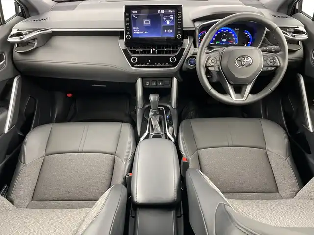トヨタ カローラ クロス ハイブリッド Z 愛知県 2023(令5)年 1.3万km アティチュードブラックマイカ 禁煙車/ワンオーナー/純正9インチディスプレイオーディオ/（AM/FM/USB/Bluetooth/フルセグTV）/バックカメラ/調光パノラマルーフ/モデリスタエアロ/AC100V電源/トヨタセーフティセンス/・プリクラッシュセーフティ/・レーダークルーズコントロール（全車速追従機能付き）/・レーントレーシングアシスト/・ロードサインアシスト/・オートマチックハイビーム/・プロアクティブドライビングアシスト/・パーキングサポートブレーキ/・ブラインドスポットモニター/ETC/ドライブレコーダー/シートヒーター/ハーフレザーシート/パワーシート/パワーバックドア/純正18インチアルミホイール/スマートキー/スペアキー1本/プッシュスタート/LEDヘッドライト/フロントフォグランプ/オートライト/フロアマット/横滑り防止装置/電子パーキングブレーキ/オートホールド/電動格納ミラー