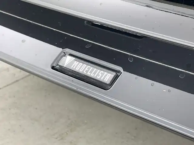 トヨタ カローラ クロス ハイブリッド Z 愛知県 2023(令5)年 1.3万km アティチュードブラックマイカ 禁煙車/ワンオーナー/純正9インチディスプレイオーディオ/（AM/FM/USB/Bluetooth/フルセグTV）/バックカメラ/調光パノラマルーフ/モデリスタエアロ/AC100V電源/トヨタセーフティセンス/・プリクラッシュセーフティ/・レーダークルーズコントロール（全車速追従機能付き）/・レーントレーシングアシスト/・ロードサインアシスト/・オートマチックハイビーム/・プロアクティブドライビングアシスト/・パーキングサポートブレーキ/・ブラインドスポットモニター/ETC/ドライブレコーダー/シートヒーター/ハーフレザーシート/パワーシート/パワーバックドア/純正18インチアルミホイール/スマートキー/スペアキー1本/プッシュスタート/LEDヘッドライト/フロントフォグランプ/オートライト/フロアマット/横滑り防止装置/電子パーキングブレーキ/オートホールド/電動格納ミラー