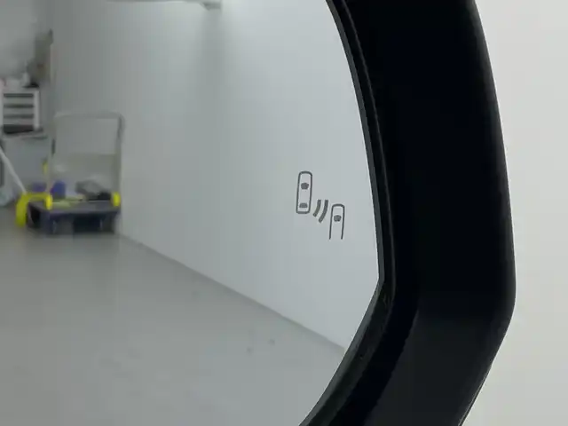 トヨタ カローラ クロス ハイブリッド Z 愛知県 2023(令5)年 1.3万km アティチュードブラックマイカ 禁煙車/ワンオーナー/純正9インチディスプレイオーディオ/（AM/FM/USB/Bluetooth/フルセグTV）/バックカメラ/調光パノラマルーフ/モデリスタエアロ/AC100V電源/トヨタセーフティセンス/・プリクラッシュセーフティ/・レーダークルーズコントロール（全車速追従機能付き）/・レーントレーシングアシスト/・ロードサインアシスト/・オートマチックハイビーム/・プロアクティブドライビングアシスト/・パーキングサポートブレーキ/・ブラインドスポットモニター/ETC/ドライブレコーダー/シートヒーター/ハーフレザーシート/パワーシート/パワーバックドア/純正18インチアルミホイール/スマートキー/スペアキー1本/プッシュスタート/LEDヘッドライト/フロントフォグランプ/オートライト/フロアマット/横滑り防止装置/電子パーキングブレーキ/オートホールド/電動格納ミラー