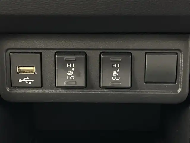 トヨタ カローラ クロス ハイブリッド Z 愛知県 2023(令5)年 1.3万km アティチュードブラックマイカ 禁煙車/ワンオーナー/純正9インチディスプレイオーディオ/（AM/FM/USB/Bluetooth/フルセグTV）/バックカメラ/調光パノラマルーフ/モデリスタエアロ/AC100V電源/トヨタセーフティセンス/・プリクラッシュセーフティ/・レーダークルーズコントロール（全車速追従機能付き）/・レーントレーシングアシスト/・ロードサインアシスト/・オートマチックハイビーム/・プロアクティブドライビングアシスト/・パーキングサポートブレーキ/・ブラインドスポットモニター/ETC/ドライブレコーダー/シートヒーター/ハーフレザーシート/パワーシート/パワーバックドア/純正18インチアルミホイール/スマートキー/スペアキー1本/プッシュスタート/LEDヘッドライト/フロントフォグランプ/オートライト/フロアマット/横滑り防止装置/電子パーキングブレーキ/オートホールド/電動格納ミラー