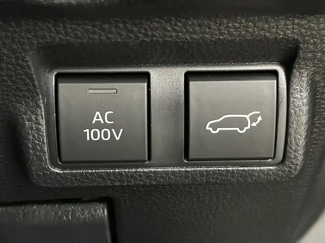 トヨタ カローラ クロス ハイブリッド Z 愛知県 2023(令5)年 1.3万km アティチュードブラックマイカ 禁煙車/ワンオーナー/純正9インチディスプレイオーディオ/（AM/FM/USB/Bluetooth/フルセグTV）/バックカメラ/調光パノラマルーフ/モデリスタエアロ/AC100V電源/トヨタセーフティセンス/・プリクラッシュセーフティ/・レーダークルーズコントロール（全車速追従機能付き）/・レーントレーシングアシスト/・ロードサインアシスト/・オートマチックハイビーム/・プロアクティブドライビングアシスト/・パーキングサポートブレーキ/・ブラインドスポットモニター/ETC/ドライブレコーダー/シートヒーター/ハーフレザーシート/パワーシート/パワーバックドア/純正18インチアルミホイール/スマートキー/スペアキー1本/プッシュスタート/LEDヘッドライト/フロントフォグランプ/オートライト/フロアマット/横滑り防止装置/電子パーキングブレーキ/オートホールド/電動格納ミラー