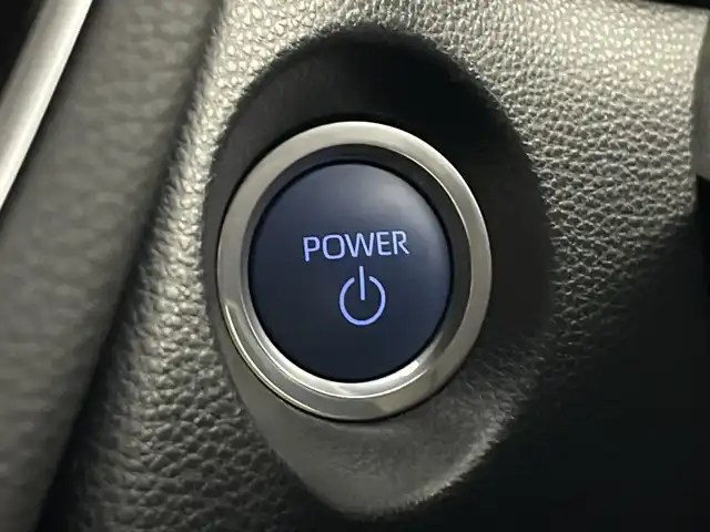 トヨタ カローラ クロス ハイブリッド Z 愛知県 2023(令5)年 1.3万km アティチュードブラックマイカ 禁煙車/ワンオーナー/純正9インチディスプレイオーディオ/（AM/FM/USB/Bluetooth/フルセグTV）/バックカメラ/調光パノラマルーフ/モデリスタエアロ/AC100V電源/トヨタセーフティセンス/・プリクラッシュセーフティ/・レーダークルーズコントロール（全車速追従機能付き）/・レーントレーシングアシスト/・ロードサインアシスト/・オートマチックハイビーム/・プロアクティブドライビングアシスト/・パーキングサポートブレーキ/・ブラインドスポットモニター/ETC/ドライブレコーダー/シートヒーター/ハーフレザーシート/パワーシート/パワーバックドア/純正18インチアルミホイール/スマートキー/スペアキー1本/プッシュスタート/LEDヘッドライト/フロントフォグランプ/オートライト/フロアマット/横滑り防止装置/電子パーキングブレーキ/オートホールド/電動格納ミラー