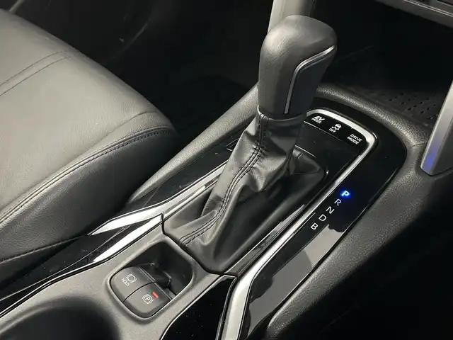 トヨタ カローラ クロス ハイブリッド Z 愛知県 2023(令5)年 1.3万km アティチュードブラックマイカ 禁煙車/ワンオーナー/純正9インチディスプレイオーディオ/（AM/FM/USB/Bluetooth/フルセグTV）/バックカメラ/調光パノラマルーフ/モデリスタエアロ/AC100V電源/トヨタセーフティセンス/・プリクラッシュセーフティ/・レーダークルーズコントロール（全車速追従機能付き）/・レーントレーシングアシスト/・ロードサインアシスト/・オートマチックハイビーム/・プロアクティブドライビングアシスト/・パーキングサポートブレーキ/・ブラインドスポットモニター/ETC/ドライブレコーダー/シートヒーター/ハーフレザーシート/パワーシート/パワーバックドア/純正18インチアルミホイール/スマートキー/スペアキー1本/プッシュスタート/LEDヘッドライト/フロントフォグランプ/オートライト/フロアマット/横滑り防止装置/電子パーキングブレーキ/オートホールド/電動格納ミラー