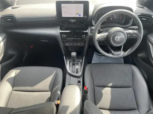 トヨタ ヤリスクロス ハイブリッド Z 福岡県 2025(令7)年 0.7万km プラチナホワイトパールマイカ ワンオーナー/黒ハーフレザーシート/純正8インチディスプレイオーディオ/(ナビキット有/AM/FM/Bluetooth/Type-C/HDMI/Miracast/フルセグTV)/パノラミックビューモニター/ビルトインETC2.0/Toyota Safety Sense/・LDA(レーンディパーチャーアラート)/・LTA(レーントレーシングアシスト)/・PCS(プリクラッシュセーフティ)/・RSA(ロードサインアシスト)/・AHB(オートマチックハイビーム)/・AHS(アダプティブハイビームアシスト)/・レーダークルーズコントロール(全車速追従機能付き)/・発進遅れ告知機能/・ドライバー異常時対応システム/BSM(ブラインドスポットモニター)/PDA(プロアクティブドライビングアシスト)/RCTA(リヤクロストラフィックアラート)/PKSB(パーキングサポートブレーキ)/安心降車アシスト/クリアランスソナー/コーナーセンサー/ハンドルヒーター/パワーシート(D席)/シートヒーター(D/N席)/ブレーキホールド/盗難防止装置/横滑り防止機能/Type-C充電ソケット×１/電格ウィンカーミラー/純正１８インチアルミホイール/スペアキー×１/取扱説明書/保証書