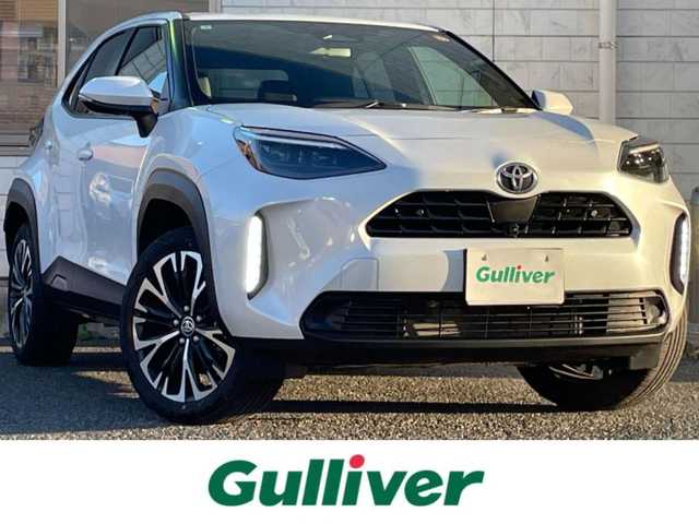 トヨタ ヤリスクロス ハイブリッド Z 福岡県 2025(令7)年 0.7万km プラチナホワイトパールマイカ ワンオーナー/黒ハーフレザーシート/純正8インチディスプレイオーディオ/(ナビキット有/AM/FM/Bluetooth/Type-C/HDMI/Miracast/フルセグTV)/パノラミックビューモニター/ビルトインETC2.0/Toyota Safety Sense/・LDA(レーンディパーチャーアラート)/・LTA(レーントレーシングアシスト)/・PCS(プリクラッシュセーフティ)/・RSA(ロードサインアシスト)/・AHB(オートマチックハイビーム)/・AHS(アダプティブハイビームアシスト)/・レーダークルーズコントロール(全車速追従機能付き)/・発進遅れ告知機能/・ドライバー異常時対応システム/BSM(ブラインドスポットモニター)/PDA(プロアクティブドライビングアシスト)/RCTA(リヤクロストラフィックアラート)/PKSB(パーキングサポートブレーキ)/安心降車アシスト/クリアランスソナー/コーナーセンサー/ハンドルヒーター/パワーシート(D席)/シートヒーター(D/N席)/ブレーキホールド/盗難防止装置/横滑り防止機能/Type-C充電ソケット×１/電格ウィンカーミラー/純正１８インチアルミホイール/スペアキー×１/取扱説明書/保証書