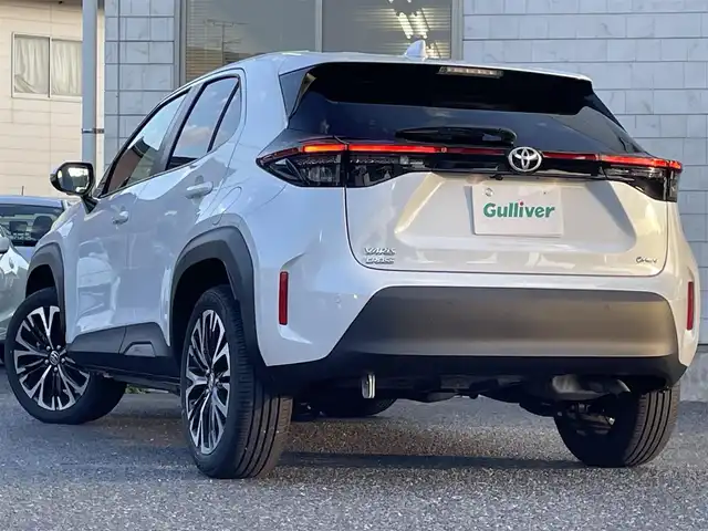 トヨタ ヤリスクロス ハイブリッド Z 福岡県 2025(令7)年 0.7万km プラチナホワイトパールマイカ ワンオーナー/黒ハーフレザーシート/純正8インチディスプレイオーディオ/(ナビキット有/AM/FM/Bluetooth/Type-C/HDMI/Miracast/フルセグTV)/パノラミックビューモニター/ビルトインETC2.0/Toyota Safety Sense/・LDA(レーンディパーチャーアラート)/・LTA(レーントレーシングアシスト)/・PCS(プリクラッシュセーフティ)/・RSA(ロードサインアシスト)/・AHB(オートマチックハイビーム)/・AHS(アダプティブハイビームアシスト)/・レーダークルーズコントロール(全車速追従機能付き)/・発進遅れ告知機能/・ドライバー異常時対応システム/BSM(ブラインドスポットモニター)/PDA(プロアクティブドライビングアシスト)/RCTA(リヤクロストラフィックアラート)/PKSB(パーキングサポートブレーキ)/安心降車アシスト/クリアランスソナー/コーナーセンサー/ハンドルヒーター/パワーシート(D席)/シートヒーター(D/N席)/ブレーキホールド/盗難防止装置/横滑り防止機能/Type-C充電ソケット×１/電格ウィンカーミラー/純正１８インチアルミホイール/スペアキー×１/取扱説明書/保証書