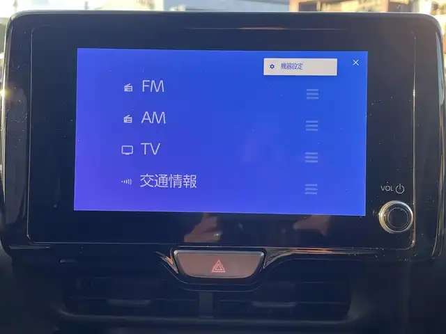 トヨタ ヤリスクロス ハイブリッド Z 福岡県 2025(令7)年 0.7万km プラチナホワイトパールマイカ ワンオーナー/黒ハーフレザーシート/純正8インチディスプレイオーディオ/(ナビキット有/AM/FM/Bluetooth/Type-C/HDMI/Miracast/フルセグTV)/パノラミックビューモニター/ビルトインETC2.0/Toyota Safety Sense/・LDA(レーンディパーチャーアラート)/・LTA(レーントレーシングアシスト)/・PCS(プリクラッシュセーフティ)/・RSA(ロードサインアシスト)/・AHB(オートマチックハイビーム)/・AHS(アダプティブハイビームアシスト)/・レーダークルーズコントロール(全車速追従機能付き)/・発進遅れ告知機能/・ドライバー異常時対応システム/BSM(ブラインドスポットモニター)/PDA(プロアクティブドライビングアシスト)/RCTA(リヤクロストラフィックアラート)/PKSB(パーキングサポートブレーキ)/安心降車アシスト/クリアランスソナー/コーナーセンサー/ハンドルヒーター/パワーシート(D席)/シートヒーター(D/N席)/ブレーキホールド/盗難防止装置/横滑り防止機能/Type-C充電ソケット×１/電格ウィンカーミラー/純正１８インチアルミホイール/スペアキー×１/取扱説明書/保証書