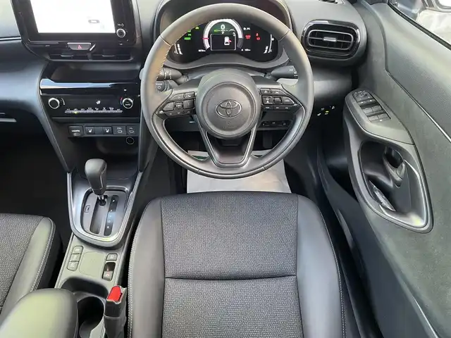 トヨタ ヤリスクロス ハイブリッド Z 福岡県 2025(令7)年 0.7万km プラチナホワイトパールマイカ ワンオーナー/黒ハーフレザーシート/純正8インチディスプレイオーディオ/(ナビキット有/AM/FM/Bluetooth/Type-C/HDMI/Miracast/フルセグTV)/パノラミックビューモニター/ビルトインETC2.0/Toyota Safety Sense/・LDA(レーンディパーチャーアラート)/・LTA(レーントレーシングアシスト)/・PCS(プリクラッシュセーフティ)/・RSA(ロードサインアシスト)/・AHB(オートマチックハイビーム)/・AHS(アダプティブハイビームアシスト)/・レーダークルーズコントロール(全車速追従機能付き)/・発進遅れ告知機能/・ドライバー異常時対応システム/BSM(ブラインドスポットモニター)/PDA(プロアクティブドライビングアシスト)/RCTA(リヤクロストラフィックアラート)/PKSB(パーキングサポートブレーキ)/安心降車アシスト/クリアランスソナー/コーナーセンサー/ハンドルヒーター/パワーシート(D席)/シートヒーター(D/N席)/ブレーキホールド/盗難防止装置/横滑り防止機能/Type-C充電ソケット×１/電格ウィンカーミラー/純正１８インチアルミホイール/スペアキー×１/取扱説明書/保証書