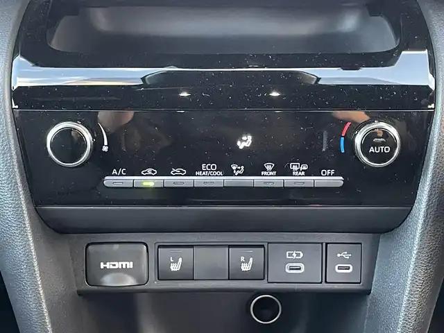 トヨタ ヤリスクロス ハイブリッド Z 福岡県 2025(令7)年 0.7万km プラチナホワイトパールマイカ ワンオーナー/黒ハーフレザーシート/純正8インチディスプレイオーディオ/(ナビキット有/AM/FM/Bluetooth/Type-C/HDMI/Miracast/フルセグTV)/パノラミックビューモニター/ビルトインETC2.0/Toyota Safety Sense/・LDA(レーンディパーチャーアラート)/・LTA(レーントレーシングアシスト)/・PCS(プリクラッシュセーフティ)/・RSA(ロードサインアシスト)/・AHB(オートマチックハイビーム)/・AHS(アダプティブハイビームアシスト)/・レーダークルーズコントロール(全車速追従機能付き)/・発進遅れ告知機能/・ドライバー異常時対応システム/BSM(ブラインドスポットモニター)/PDA(プロアクティブドライビングアシスト)/RCTA(リヤクロストラフィックアラート)/PKSB(パーキングサポートブレーキ)/安心降車アシスト/クリアランスソナー/コーナーセンサー/ハンドルヒーター/パワーシート(D席)/シートヒーター(D/N席)/ブレーキホールド/盗難防止装置/横滑り防止機能/Type-C充電ソケット×１/電格ウィンカーミラー/純正１８インチアルミホイール/スペアキー×１/取扱説明書/保証書