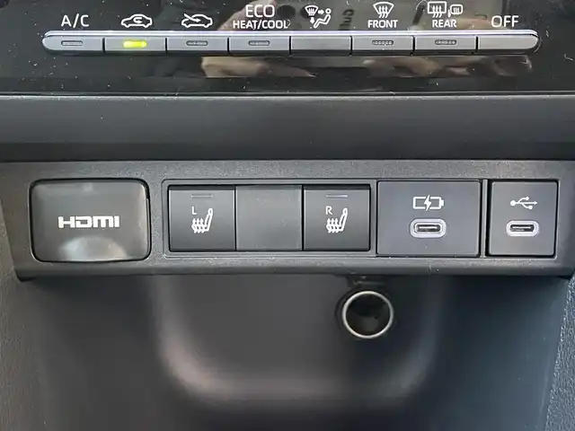 トヨタ ヤリスクロス ハイブリッド Z 福岡県 2025(令7)年 0.7万km プラチナホワイトパールマイカ ワンオーナー/黒ハーフレザーシート/純正8インチディスプレイオーディオ/(ナビキット有/AM/FM/Bluetooth/Type-C/HDMI/Miracast/フルセグTV)/パノラミックビューモニター/ビルトインETC2.0/Toyota Safety Sense/・LDA(レーンディパーチャーアラート)/・LTA(レーントレーシングアシスト)/・PCS(プリクラッシュセーフティ)/・RSA(ロードサインアシスト)/・AHB(オートマチックハイビーム)/・AHS(アダプティブハイビームアシスト)/・レーダークルーズコントロール(全車速追従機能付き)/・発進遅れ告知機能/・ドライバー異常時対応システム/BSM(ブラインドスポットモニター)/PDA(プロアクティブドライビングアシスト)/RCTA(リヤクロストラフィックアラート)/PKSB(パーキングサポートブレーキ)/安心降車アシスト/クリアランスソナー/コーナーセンサー/ハンドルヒーター/パワーシート(D席)/シートヒーター(D/N席)/ブレーキホールド/盗難防止装置/横滑り防止機能/Type-C充電ソケット×１/電格ウィンカーミラー/純正１８インチアルミホイール/スペアキー×１/取扱説明書/保証書