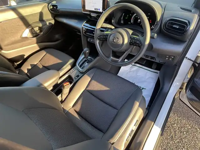 トヨタ ヤリスクロス ハイブリッド Z 福岡県 2025(令7)年 0.7万km プラチナホワイトパールマイカ ワンオーナー/黒ハーフレザーシート/純正8インチディスプレイオーディオ/(ナビキット有/AM/FM/Bluetooth/Type-C/HDMI/Miracast/フルセグTV)/パノラミックビューモニター/ビルトインETC2.0/Toyota Safety Sense/・LDA(レーンディパーチャーアラート)/・LTA(レーントレーシングアシスト)/・PCS(プリクラッシュセーフティ)/・RSA(ロードサインアシスト)/・AHB(オートマチックハイビーム)/・AHS(アダプティブハイビームアシスト)/・レーダークルーズコントロール(全車速追従機能付き)/・発進遅れ告知機能/・ドライバー異常時対応システム/BSM(ブラインドスポットモニター)/PDA(プロアクティブドライビングアシスト)/RCTA(リヤクロストラフィックアラート)/PKSB(パーキングサポートブレーキ)/安心降車アシスト/クリアランスソナー/コーナーセンサー/ハンドルヒーター/パワーシート(D席)/シートヒーター(D/N席)/ブレーキホールド/盗難防止装置/横滑り防止機能/Type-C充電ソケット×１/電格ウィンカーミラー/純正１８インチアルミホイール/スペアキー×１/取扱説明書/保証書