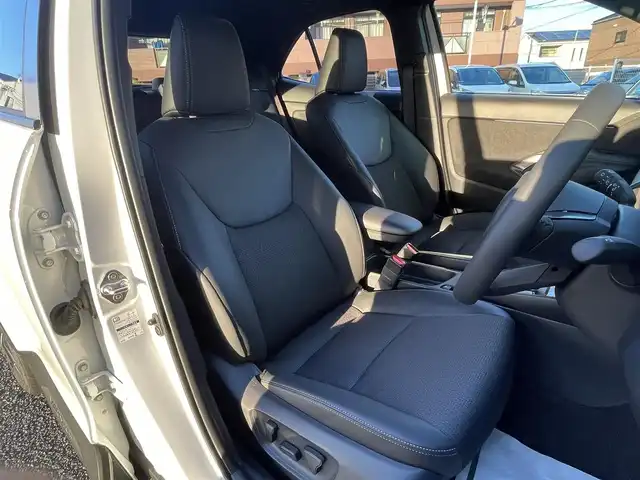 トヨタ ヤリスクロス ハイブリッド Z 福岡県 2025(令7)年 0.7万km プラチナホワイトパールマイカ ワンオーナー/黒ハーフレザーシート/純正8インチディスプレイオーディオ/(ナビキット有/AM/FM/Bluetooth/Type-C/HDMI/Miracast/フルセグTV)/パノラミックビューモニター/ビルトインETC2.0/Toyota Safety Sense/・LDA(レーンディパーチャーアラート)/・LTA(レーントレーシングアシスト)/・PCS(プリクラッシュセーフティ)/・RSA(ロードサインアシスト)/・AHB(オートマチックハイビーム)/・AHS(アダプティブハイビームアシスト)/・レーダークルーズコントロール(全車速追従機能付き)/・発進遅れ告知機能/・ドライバー異常時対応システム/BSM(ブラインドスポットモニター)/PDA(プロアクティブドライビングアシスト)/RCTA(リヤクロストラフィックアラート)/PKSB(パーキングサポートブレーキ)/安心降車アシスト/クリアランスソナー/コーナーセンサー/ハンドルヒーター/パワーシート(D席)/シートヒーター(D/N席)/ブレーキホールド/盗難防止装置/横滑り防止機能/Type-C充電ソケット×１/電格ウィンカーミラー/純正１８インチアルミホイール/スペアキー×１/取扱説明書/保証書