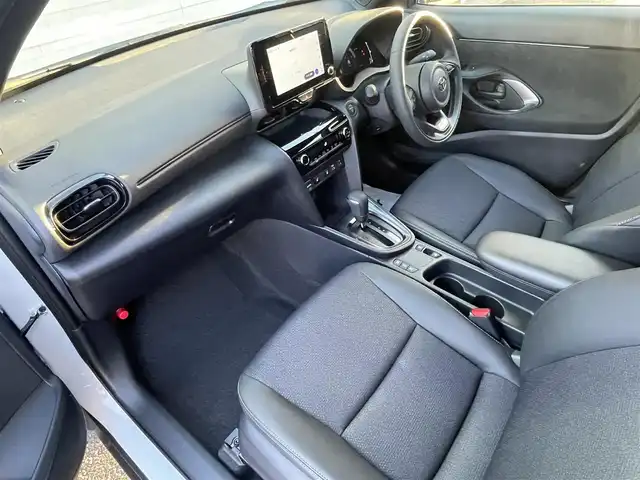 トヨタ ヤリスクロス ハイブリッド Z 福岡県 2025(令7)年 0.7万km プラチナホワイトパールマイカ ワンオーナー/黒ハーフレザーシート/純正8インチディスプレイオーディオ/(ナビキット有/AM/FM/Bluetooth/Type-C/HDMI/Miracast/フルセグTV)/パノラミックビューモニター/ビルトインETC2.0/Toyota Safety Sense/・LDA(レーンディパーチャーアラート)/・LTA(レーントレーシングアシスト)/・PCS(プリクラッシュセーフティ)/・RSA(ロードサインアシスト)/・AHB(オートマチックハイビーム)/・AHS(アダプティブハイビームアシスト)/・レーダークルーズコントロール(全車速追従機能付き)/・発進遅れ告知機能/・ドライバー異常時対応システム/BSM(ブラインドスポットモニター)/PDA(プロアクティブドライビングアシスト)/RCTA(リヤクロストラフィックアラート)/PKSB(パーキングサポートブレーキ)/安心降車アシスト/クリアランスソナー/コーナーセンサー/ハンドルヒーター/パワーシート(D席)/シートヒーター(D/N席)/ブレーキホールド/盗難防止装置/横滑り防止機能/Type-C充電ソケット×１/電格ウィンカーミラー/純正１８インチアルミホイール/スペアキー×１/取扱説明書/保証書