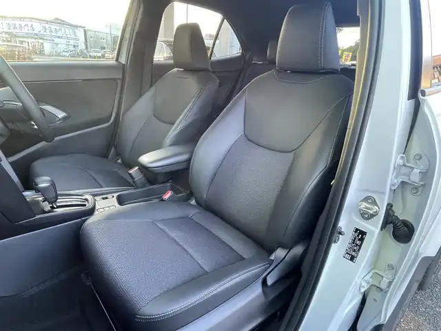 トヨタ ヤリスクロス ハイブリッド Z 福岡県 2025(令7)年 0.7万km プラチナホワイトパールマイカ ワンオーナー/黒ハーフレザーシート/純正8インチディスプレイオーディオ/(ナビキット有/AM/FM/Bluetooth/Type-C/HDMI/Miracast/フルセグTV)/パノラミックビューモニター/ビルトインETC2.0/Toyota Safety Sense/・LDA(レーンディパーチャーアラート)/・LTA(レーントレーシングアシスト)/・PCS(プリクラッシュセーフティ)/・RSA(ロードサインアシスト)/・AHB(オートマチックハイビーム)/・AHS(アダプティブハイビームアシスト)/・レーダークルーズコントロール(全車速追従機能付き)/・発進遅れ告知機能/・ドライバー異常時対応システム/BSM(ブラインドスポットモニター)/PDA(プロアクティブドライビングアシスト)/RCTA(リヤクロストラフィックアラート)/PKSB(パーキングサポートブレーキ)/安心降車アシスト/クリアランスソナー/コーナーセンサー/ハンドルヒーター/パワーシート(D席)/シートヒーター(D/N席)/ブレーキホールド/盗難防止装置/横滑り防止機能/Type-C充電ソケット×１/電格ウィンカーミラー/純正１８インチアルミホイール/スペアキー×１/取扱説明書/保証書