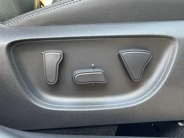 トヨタ ヤリスクロス ハイブリッド Z 福岡県 2025(令7)年 0.7万km プラチナホワイトパールマイカ ワンオーナー/黒ハーフレザーシート/純正8インチディスプレイオーディオ/(ナビキット有/AM/FM/Bluetooth/Type-C/HDMI/Miracast/フルセグTV)/パノラミックビューモニター/ビルトインETC2.0/Toyota Safety Sense/・LDA(レーンディパーチャーアラート)/・LTA(レーントレーシングアシスト)/・PCS(プリクラッシュセーフティ)/・RSA(ロードサインアシスト)/・AHB(オートマチックハイビーム)/・AHS(アダプティブハイビームアシスト)/・レーダークルーズコントロール(全車速追従機能付き)/・発進遅れ告知機能/・ドライバー異常時対応システム/BSM(ブラインドスポットモニター)/PDA(プロアクティブドライビングアシスト)/RCTA(リヤクロストラフィックアラート)/PKSB(パーキングサポートブレーキ)/安心降車アシスト/クリアランスソナー/コーナーセンサー/ハンドルヒーター/パワーシート(D席)/シートヒーター(D/N席)/ブレーキホールド/盗難防止装置/横滑り防止機能/Type-C充電ソケット×１/電格ウィンカーミラー/純正１８インチアルミホイール/スペアキー×１/取扱説明書/保証書