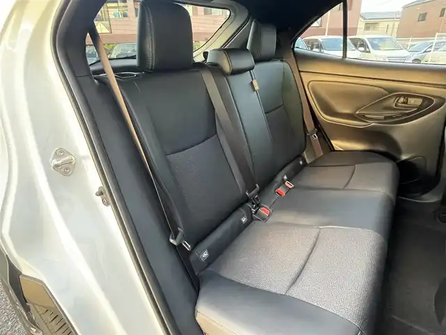 トヨタ ヤリスクロス ハイブリッド Z 福岡県 2025(令7)年 0.7万km プラチナホワイトパールマイカ ワンオーナー/黒ハーフレザーシート/純正8インチディスプレイオーディオ/(ナビキット有/AM/FM/Bluetooth/Type-C/HDMI/Miracast/フルセグTV)/パノラミックビューモニター/ビルトインETC2.0/Toyota Safety Sense/・LDA(レーンディパーチャーアラート)/・LTA(レーントレーシングアシスト)/・PCS(プリクラッシュセーフティ)/・RSA(ロードサインアシスト)/・AHB(オートマチックハイビーム)/・AHS(アダプティブハイビームアシスト)/・レーダークルーズコントロール(全車速追従機能付き)/・発進遅れ告知機能/・ドライバー異常時対応システム/BSM(ブラインドスポットモニター)/PDA(プロアクティブドライビングアシスト)/RCTA(リヤクロストラフィックアラート)/PKSB(パーキングサポートブレーキ)/安心降車アシスト/クリアランスソナー/コーナーセンサー/ハンドルヒーター/パワーシート(D席)/シートヒーター(D/N席)/ブレーキホールド/盗難防止装置/横滑り防止機能/Type-C充電ソケット×１/電格ウィンカーミラー/純正１８インチアルミホイール/スペアキー×１/取扱説明書/保証書