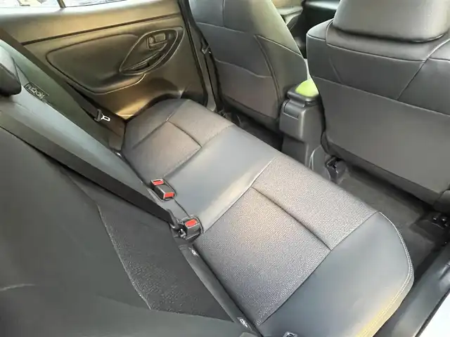 トヨタ ヤリスクロス ハイブリッド Z 福岡県 2025(令7)年 0.7万km プラチナホワイトパールマイカ ワンオーナー/黒ハーフレザーシート/純正8インチディスプレイオーディオ/(ナビキット有/AM/FM/Bluetooth/Type-C/HDMI/Miracast/フルセグTV)/パノラミックビューモニター/ビルトインETC2.0/Toyota Safety Sense/・LDA(レーンディパーチャーアラート)/・LTA(レーントレーシングアシスト)/・PCS(プリクラッシュセーフティ)/・RSA(ロードサインアシスト)/・AHB(オートマチックハイビーム)/・AHS(アダプティブハイビームアシスト)/・レーダークルーズコントロール(全車速追従機能付き)/・発進遅れ告知機能/・ドライバー異常時対応システム/BSM(ブラインドスポットモニター)/PDA(プロアクティブドライビングアシスト)/RCTA(リヤクロストラフィックアラート)/PKSB(パーキングサポートブレーキ)/安心降車アシスト/クリアランスソナー/コーナーセンサー/ハンドルヒーター/パワーシート(D席)/シートヒーター(D/N席)/ブレーキホールド/盗難防止装置/横滑り防止機能/Type-C充電ソケット×１/電格ウィンカーミラー/純正１８インチアルミホイール/スペアキー×１/取扱説明書/保証書