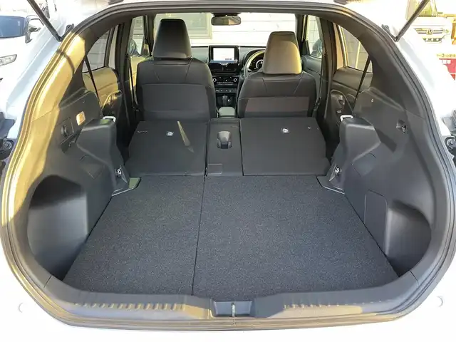 トヨタ ヤリスクロス ハイブリッド Z 福岡県 2025(令7)年 0.7万km プラチナホワイトパールマイカ ワンオーナー/黒ハーフレザーシート/純正8インチディスプレイオーディオ/(ナビキット有/AM/FM/Bluetooth/Type-C/HDMI/Miracast/フルセグTV)/パノラミックビューモニター/ビルトインETC2.0/Toyota Safety Sense/・LDA(レーンディパーチャーアラート)/・LTA(レーントレーシングアシスト)/・PCS(プリクラッシュセーフティ)/・RSA(ロードサインアシスト)/・AHB(オートマチックハイビーム)/・AHS(アダプティブハイビームアシスト)/・レーダークルーズコントロール(全車速追従機能付き)/・発進遅れ告知機能/・ドライバー異常時対応システム/BSM(ブラインドスポットモニター)/PDA(プロアクティブドライビングアシスト)/RCTA(リヤクロストラフィックアラート)/PKSB(パーキングサポートブレーキ)/安心降車アシスト/クリアランスソナー/コーナーセンサー/ハンドルヒーター/パワーシート(D席)/シートヒーター(D/N席)/ブレーキホールド/盗難防止装置/横滑り防止機能/Type-C充電ソケット×１/電格ウィンカーミラー/純正１８インチアルミホイール/スペアキー×１/取扱説明書/保証書