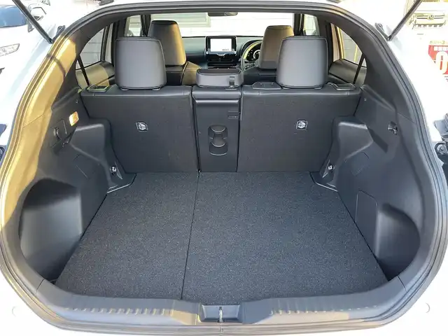 トヨタ ヤリスクロス ハイブリッド Z 福岡県 2025(令7)年 0.7万km プラチナホワイトパールマイカ ワンオーナー/黒ハーフレザーシート/純正8インチディスプレイオーディオ/(ナビキット有/AM/FM/Bluetooth/Type-C/HDMI/Miracast/フルセグTV)/パノラミックビューモニター/ビルトインETC2.0/Toyota Safety Sense/・LDA(レーンディパーチャーアラート)/・LTA(レーントレーシングアシスト)/・PCS(プリクラッシュセーフティ)/・RSA(ロードサインアシスト)/・AHB(オートマチックハイビーム)/・AHS(アダプティブハイビームアシスト)/・レーダークルーズコントロール(全車速追従機能付き)/・発進遅れ告知機能/・ドライバー異常時対応システム/BSM(ブラインドスポットモニター)/PDA(プロアクティブドライビングアシスト)/RCTA(リヤクロストラフィックアラート)/PKSB(パーキングサポートブレーキ)/安心降車アシスト/クリアランスソナー/コーナーセンサー/ハンドルヒーター/パワーシート(D席)/シートヒーター(D/N席)/ブレーキホールド/盗難防止装置/横滑り防止機能/Type-C充電ソケット×１/電格ウィンカーミラー/純正１８インチアルミホイール/スペアキー×１/取扱説明書/保証書