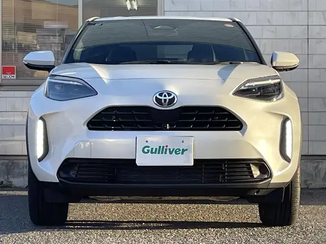 トヨタ ヤリスクロス ハイブリッド Z 福岡県 2025(令7)年 0.7万km プラチナホワイトパールマイカ ワンオーナー/黒ハーフレザーシート/純正8インチディスプレイオーディオ/(ナビキット有/AM/FM/Bluetooth/Type-C/HDMI/Miracast/フルセグTV)/パノラミックビューモニター/ビルトインETC2.0/Toyota Safety Sense/・LDA(レーンディパーチャーアラート)/・LTA(レーントレーシングアシスト)/・PCS(プリクラッシュセーフティ)/・RSA(ロードサインアシスト)/・AHB(オートマチックハイビーム)/・AHS(アダプティブハイビームアシスト)/・レーダークルーズコントロール(全車速追従機能付き)/・発進遅れ告知機能/・ドライバー異常時対応システム/BSM(ブラインドスポットモニター)/PDA(プロアクティブドライビングアシスト)/RCTA(リヤクロストラフィックアラート)/PKSB(パーキングサポートブレーキ)/安心降車アシスト/クリアランスソナー/コーナーセンサー/ハンドルヒーター/パワーシート(D席)/シートヒーター(D/N席)/ブレーキホールド/盗難防止装置/横滑り防止機能/Type-C充電ソケット×１/電格ウィンカーミラー/純正１８インチアルミホイール/スペアキー×１/取扱説明書/保証書