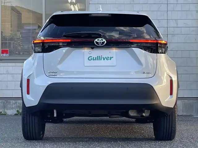 トヨタ ヤリスクロス ハイブリッド Z 福岡県 2025(令7)年 0.7万km プラチナホワイトパールマイカ ワンオーナー/黒ハーフレザーシート/純正8インチディスプレイオーディオ/(ナビキット有/AM/FM/Bluetooth/Type-C/HDMI/Miracast/フルセグTV)/パノラミックビューモニター/ビルトインETC2.0/Toyota Safety Sense/・LDA(レーンディパーチャーアラート)/・LTA(レーントレーシングアシスト)/・PCS(プリクラッシュセーフティ)/・RSA(ロードサインアシスト)/・AHB(オートマチックハイビーム)/・AHS(アダプティブハイビームアシスト)/・レーダークルーズコントロール(全車速追従機能付き)/・発進遅れ告知機能/・ドライバー異常時対応システム/BSM(ブラインドスポットモニター)/PDA(プロアクティブドライビングアシスト)/RCTA(リヤクロストラフィックアラート)/PKSB(パーキングサポートブレーキ)/安心降車アシスト/クリアランスソナー/コーナーセンサー/ハンドルヒーター/パワーシート(D席)/シートヒーター(D/N席)/ブレーキホールド/盗難防止装置/横滑り防止機能/Type-C充電ソケット×１/電格ウィンカーミラー/純正１８インチアルミホイール/スペアキー×１/取扱説明書/保証書