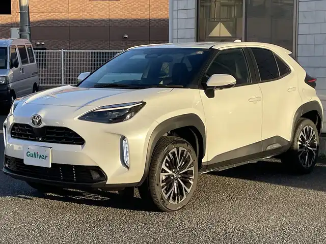 トヨタ ヤリスクロス ハイブリッド Z 福岡県 2025(令7)年 0.7万km プラチナホワイトパールマイカ ワンオーナー/黒ハーフレザーシート/純正8インチディスプレイオーディオ/(ナビキット有/AM/FM/Bluetooth/Type-C/HDMI/Miracast/フルセグTV)/パノラミックビューモニター/ビルトインETC2.0/Toyota Safety Sense/・LDA(レーンディパーチャーアラート)/・LTA(レーントレーシングアシスト)/・PCS(プリクラッシュセーフティ)/・RSA(ロードサインアシスト)/・AHB(オートマチックハイビーム)/・AHS(アダプティブハイビームアシスト)/・レーダークルーズコントロール(全車速追従機能付き)/・発進遅れ告知機能/・ドライバー異常時対応システム/BSM(ブラインドスポットモニター)/PDA(プロアクティブドライビングアシスト)/RCTA(リヤクロストラフィックアラート)/PKSB(パーキングサポートブレーキ)/安心降車アシスト/クリアランスソナー/コーナーセンサー/ハンドルヒーター/パワーシート(D席)/シートヒーター(D/N席)/ブレーキホールド/盗難防止装置/横滑り防止機能/Type-C充電ソケット×１/電格ウィンカーミラー/純正１８インチアルミホイール/スペアキー×１/取扱説明書/保証書