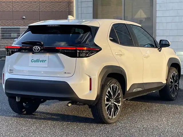 トヨタ ヤリスクロス ハイブリッド Z 福岡県 2025(令7)年 0.7万km プラチナホワイトパールマイカ ワンオーナー/黒ハーフレザーシート/純正8インチディスプレイオーディオ/(ナビキット有/AM/FM/Bluetooth/Type-C/HDMI/Miracast/フルセグTV)/パノラミックビューモニター/ビルトインETC2.0/Toyota Safety Sense/・LDA(レーンディパーチャーアラート)/・LTA(レーントレーシングアシスト)/・PCS(プリクラッシュセーフティ)/・RSA(ロードサインアシスト)/・AHB(オートマチックハイビーム)/・AHS(アダプティブハイビームアシスト)/・レーダークルーズコントロール(全車速追従機能付き)/・発進遅れ告知機能/・ドライバー異常時対応システム/BSM(ブラインドスポットモニター)/PDA(プロアクティブドライビングアシスト)/RCTA(リヤクロストラフィックアラート)/PKSB(パーキングサポートブレーキ)/安心降車アシスト/クリアランスソナー/コーナーセンサー/ハンドルヒーター/パワーシート(D席)/シートヒーター(D/N席)/ブレーキホールド/盗難防止装置/横滑り防止機能/Type-C充電ソケット×１/電格ウィンカーミラー/純正１８インチアルミホイール/スペアキー×１/取扱説明書/保証書