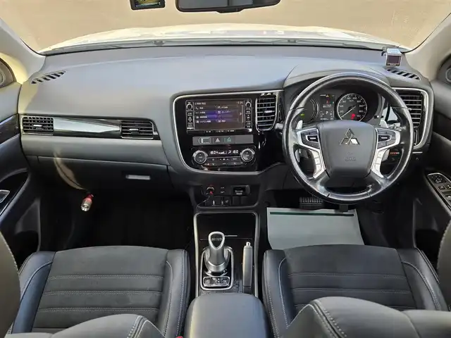 三菱 アウトランダー ＰＨＥＶ G ナビパッケージ 鹿児島県 2015(平27)年 8.1万km シルキーホワイト マルチアラウンドモニター　/レーダークルーズコントロール　/Ｄ＋Ｎ席シートヒーター　/Ｄ席パワーシート　/パワーバックドア　/ＦＣＭブレーキアシスト　/ステアリングヒーター　/社外レーダー　/１００Ｖ充電/純正SDナビ(J-13)/Bluetoothオーディオ/フルセグテレビ/前後コーナーセンサー/横滑り防止装置/レーンキープアシスト/社外前後ドライブレコーダー/ビルトインETC/プッシュスタート/スマートキー/エアバック(W+サイド)