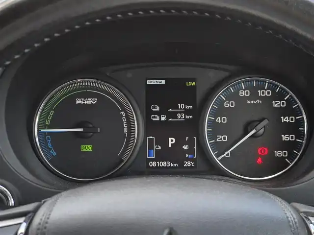 三菱 アウトランダー ＰＨＥＶ G ナビパッケージ 鹿児島県 2015(平27)年 8.1万km シルキーホワイト マルチアラウンドモニター　/レーダークルーズコントロール　/Ｄ＋Ｎ席シートヒーター　/Ｄ席パワーシート　/パワーバックドア　/ＦＣＭブレーキアシスト　/ステアリングヒーター　/社外レーダー　/１００Ｖ充電/純正SDナビ(J-13)/Bluetoothオーディオ/フルセグテレビ/前後コーナーセンサー/横滑り防止装置/レーンキープアシスト/社外前後ドライブレコーダー/ビルトインETC/プッシュスタート/スマートキー/エアバック(W+サイド)