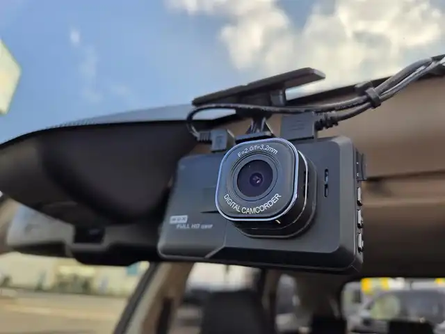 三菱 アウトランダー ＰＨＥＶ G ナビパッケージ 鹿児島県 2015(平27)年 8.1万km シルキーホワイト マルチアラウンドモニター　/レーダークルーズコントロール　/Ｄ＋Ｎ席シートヒーター　/Ｄ席パワーシート　/パワーバックドア　/ＦＣＭブレーキアシスト　/ステアリングヒーター　/社外レーダー　/１００Ｖ充電/純正SDナビ(J-13)/Bluetoothオーディオ/フルセグテレビ/前後コーナーセンサー/横滑り防止装置/レーンキープアシスト/社外前後ドライブレコーダー/ビルトインETC/プッシュスタート/スマートキー/エアバック(W+サイド)